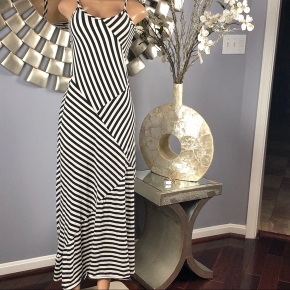 Black & White Geometric Line Summer Dress - Picture 6 of 7